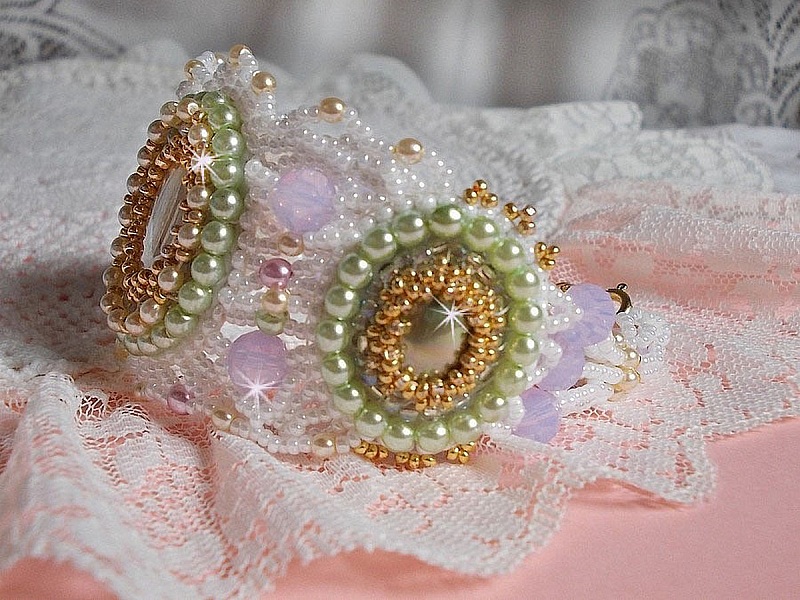 Bracelet Envol&eacute;e Fleurie brod&eacute; avec des Cristaux de Swarovski, des cabochons en r&eacute;sine, des perles rondes nacr&eacute;es et des rocailles Miyuki