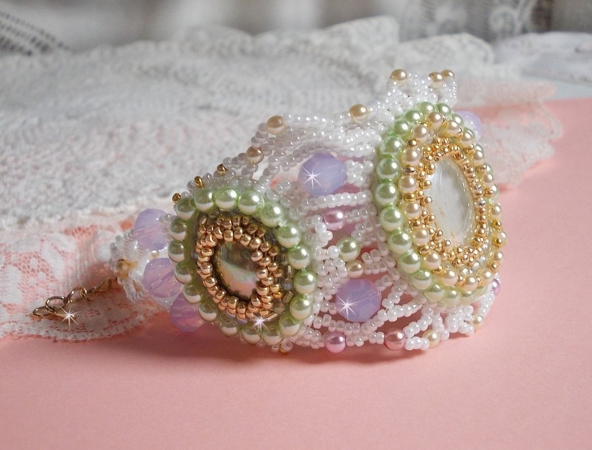 Bracelet Envol&eacute;e Fleurie brod&eacute; avec des Cristaux de Swarovski, des cabochons en r&eacute;sine, des perles rondes nacr&eacute;es et des rocailles Miyuki