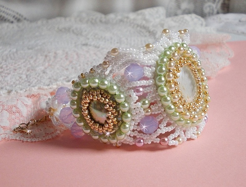 Bracelet Envol&eacute;e Fleurie brod&eacute; avec des Cristaux de Swarovski, des cabochons en r&eacute;sine, des perles rondes nacr&eacute;es et des rocailles Miyuki