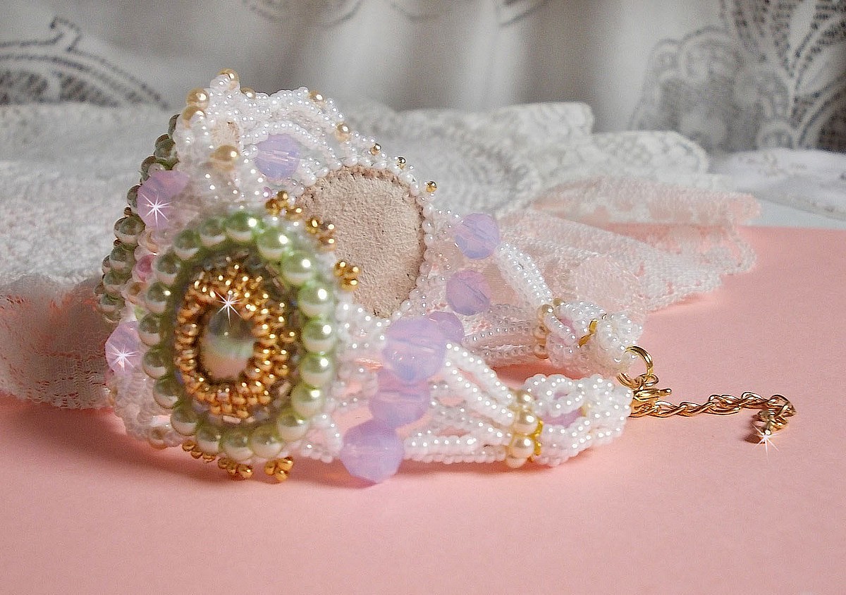 Bracelet Envol&eacute;e Fleurie brod&eacute; avec des Cristaux de Swarovski, des cabochons en r&eacute;sine, des perles rondes nacr&eacute;es et des rocailles Miyuki