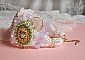 Bracelet Envol&eacute;e Fleurie brod&eacute; avec des Cristaux de Swarovski, des cabochons en r&eacute;sine, des perles rondes nacr&eacute;es et des rocailles Miyuki