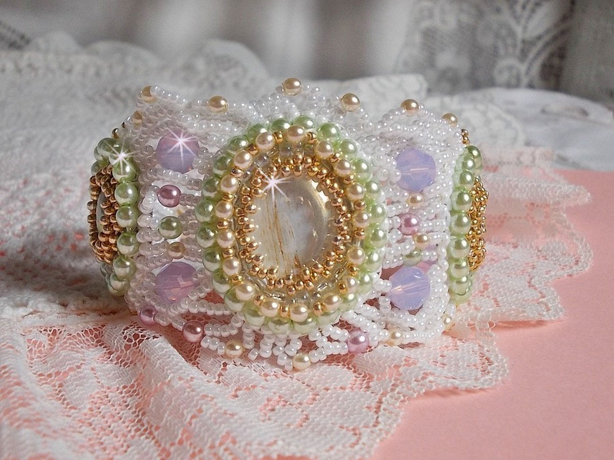 Bracelet Envol&eacute;e Fleurie brod&eacute; avec des Cristaux de Swarovski, des cabochons en r&eacute;sine, des perles rondes nacr&eacute;es et des rocailles Miyuki