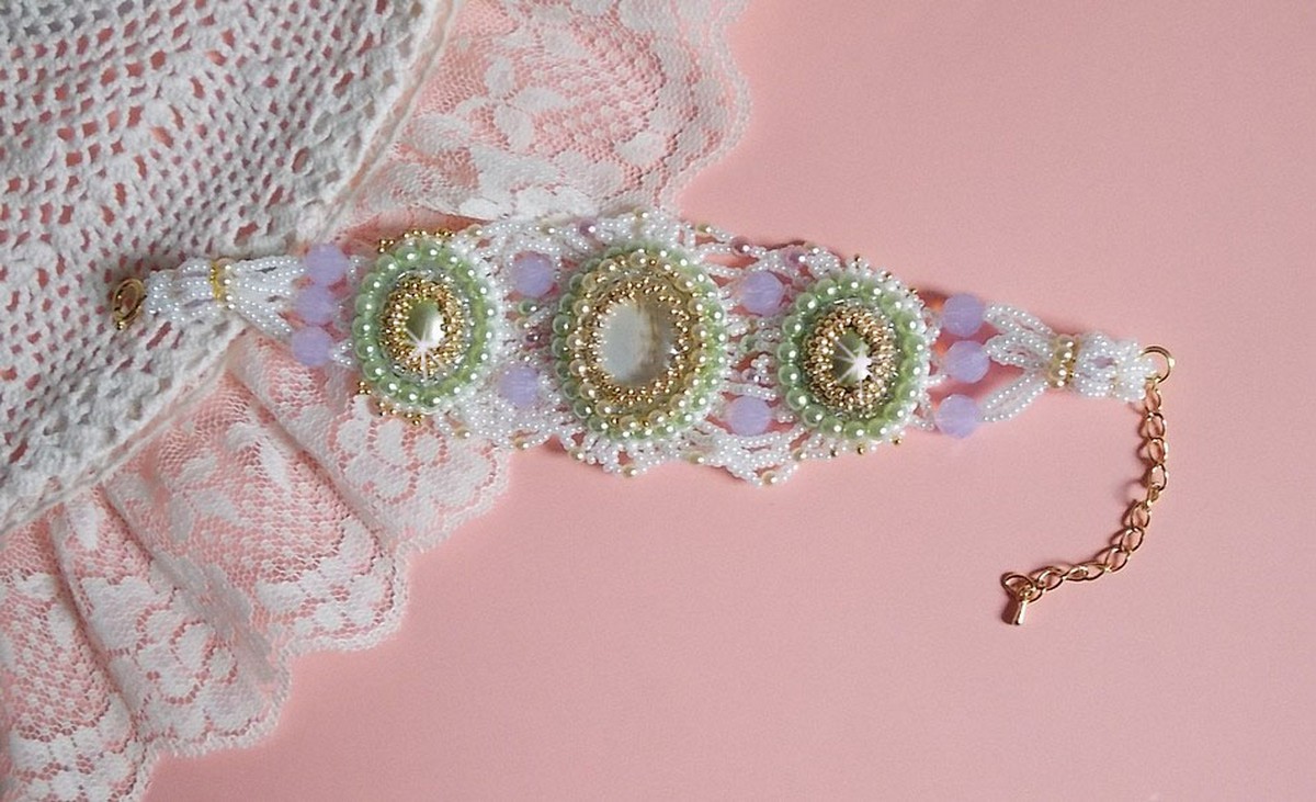 Bracelet Envol&eacute;e Fleurie brod&eacute; avec des Cristaux de Swarovski, des cabochons en r&eacute;sine, des perles rondes nacr&eacute;es et des rocailles Miyuki