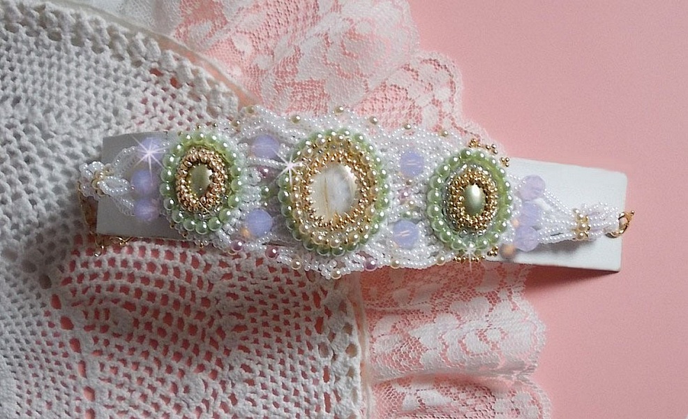 Bracelet Envol&eacute;e Fleurie brod&eacute; avec des Cristaux de Swarovski, des cabochons en r&eacute;sine, des perles rondes nacr&eacute;es et des rocailles Miyuki