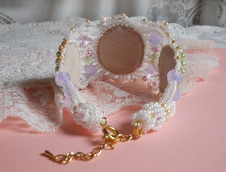 Bracelet Envol&eacute;e Fleurie brod&eacute; avec des Cristaux de Swarovski, des cabochons en r&eacute;sine, des perles rondes nacr&eacute;es et des rocailles Miyuki