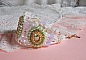 Bracelet Envol&eacute;e Fleurie brod&eacute; avec des Cristaux de Swarovski, des cabochons en r&eacute;sine, des perles rondes nacr&eacute;es et des rocailles Miyuki