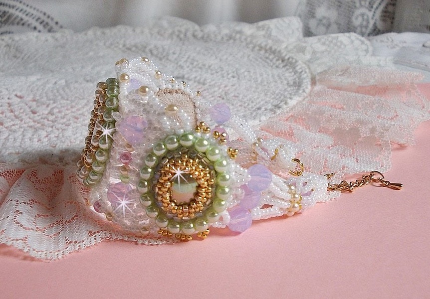 Bracelet Envol&eacute;e Fleurie brod&eacute; avec des Cristaux de Swarovski, des cabochons en r&eacute;sine, des perles rondes nacr&eacute;es et des rocailles Miyuki