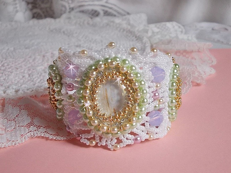 Bracelet Envol&eacute;e Fleurie brod&eacute; avec des Cristaux de Swarovski, des cabochons en r&eacute;sine, des perles rondes nacr&eacute;es et des rocailles Miyuki