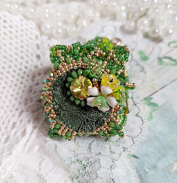 Bracelet Espoir brodé en perles vertes et cristal Swarovski.