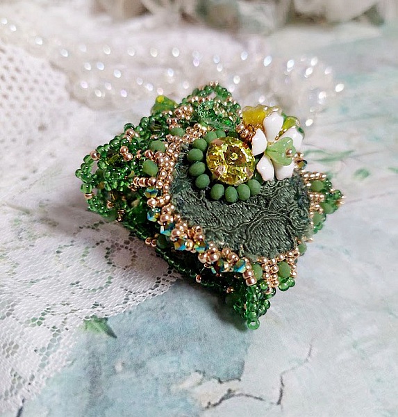 Bracelet Espoir brodé en perles vertes et cristal Swarovski.