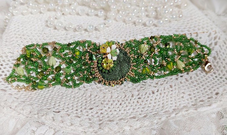 Bracelet Espoir vert brodé de perles et cristaux Swarovski.