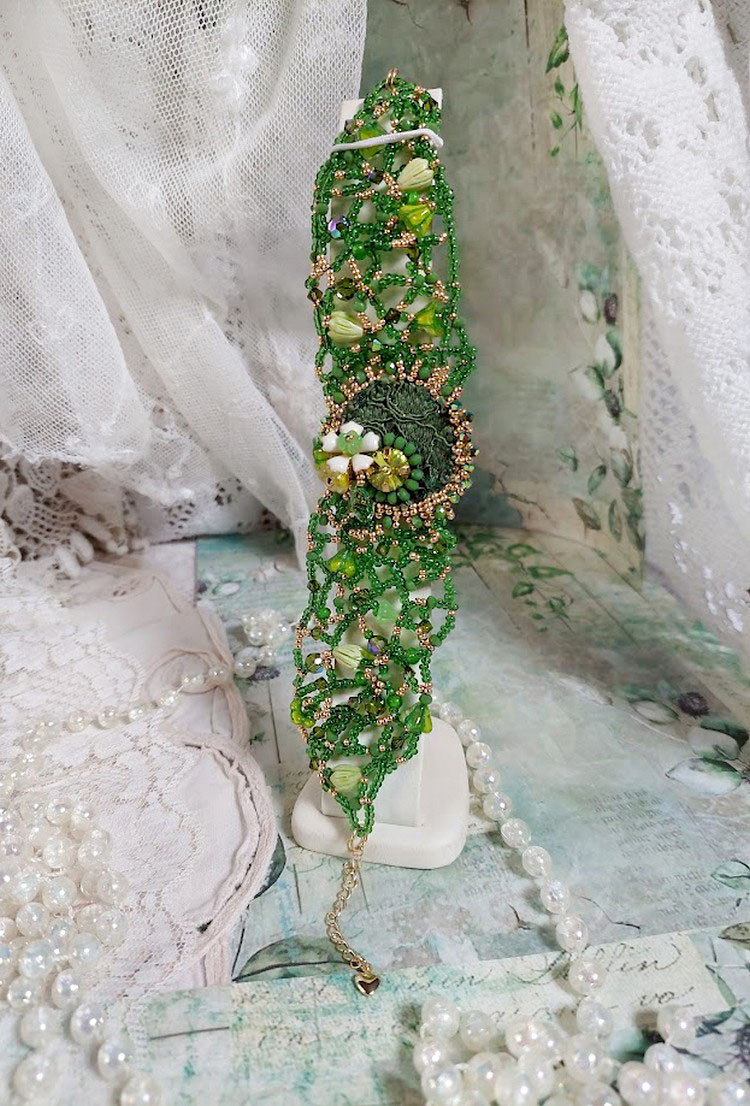 Bracelet Espoir brodé en perles vertes et cristaux Swarovski.