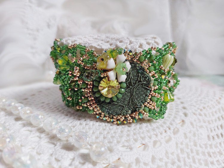 Bracelet Espoir brodé en perles vertes et cristaux Swarovski.