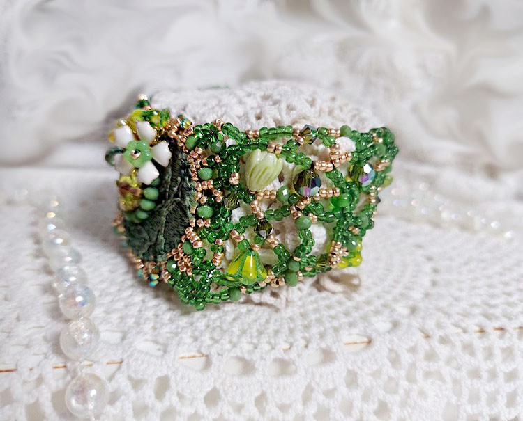 Bracelet artisanal brodé en perles vertes et cristal Swarovski.