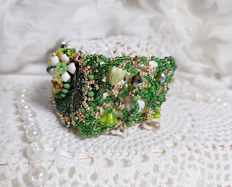Bracelet artisanal brodé en perles vertes et cristal Swarovski.