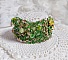 Bracelet artisanal vert en perles Swarovski et rocailles brodées.