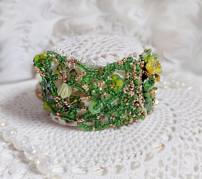 Bracelet artisanal vert en perles Swarovski et rocailles brodées.