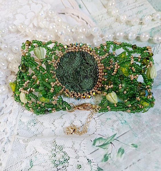 Bracelet artisanal vert brodé de perles et cristaux Swarovski.