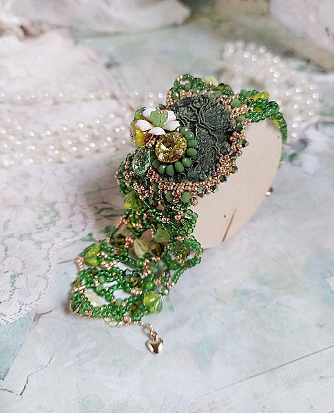 Bracelet artisanal vert brodé de perles et cristaux Swarovski.