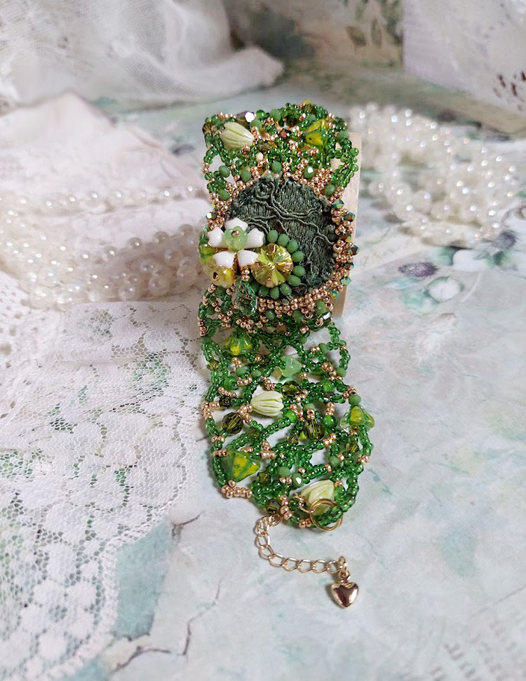 Bracelet artisanal vert brodé avec perles et cristaux Swarovski.