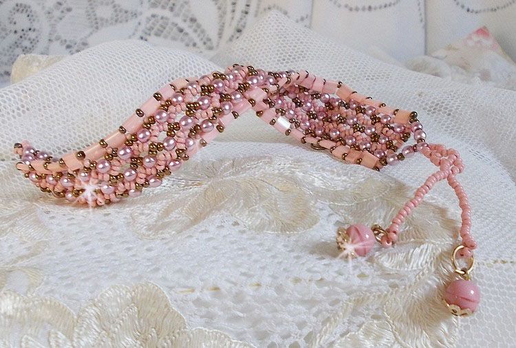 Bracelet Rose Royale avec des perles Tila Rose, des facettes et des perles nacr&eacute;es en cristal de Swarovski