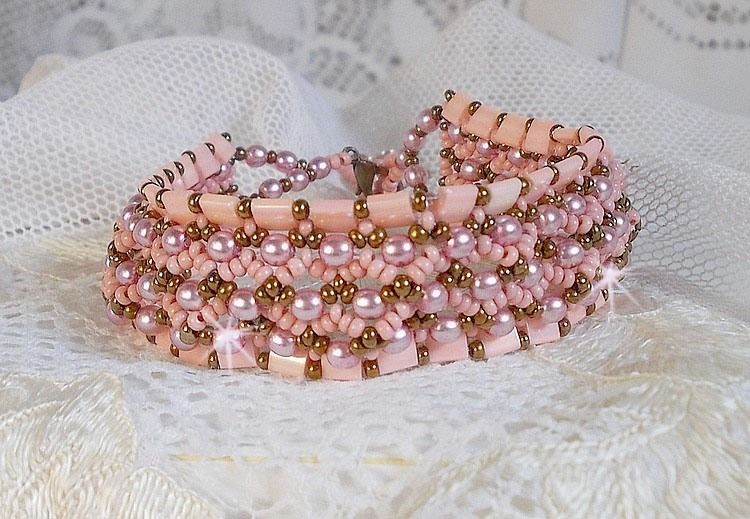 Bracelet Rose Royale avec des perles Tila Rose, des facettes et des perles nacr&eacute;es en cristal de Swarovski