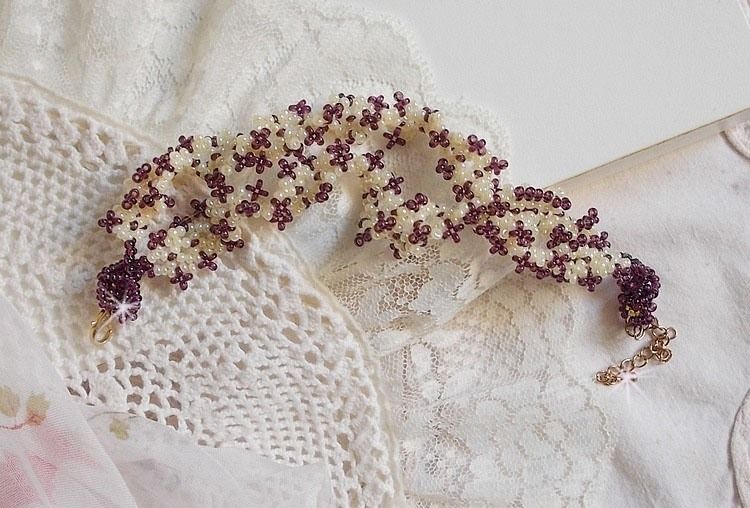 Bracelet Les Floralies mont&eacute; avec des rocailles Am&eacute;thyste et Ivoire