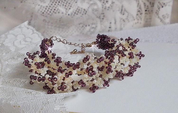 Bracelet Les Floralies mont&eacute; avec des rocailles Am&eacute;thyste et Ivoire