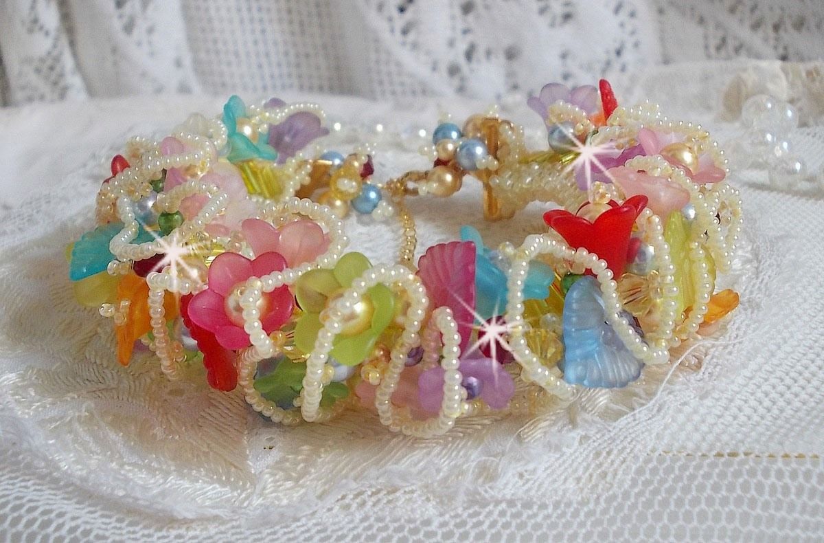 Bracelet Garden Flowers perl&eacute; avec des rocailles Jaunes et Ivoires &agrave; laquelle s'ajoute des fleurs et feuilles Lucites, cristaux, perles, tubes et fermoir en plaqu&eacute; Or, une belle Nature !