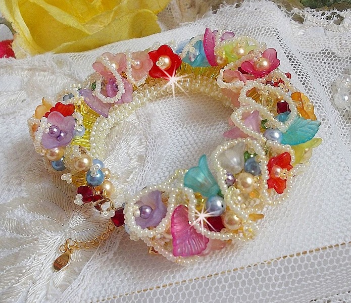 Bracelet Garden Flowers perl&eacute; avec des rocailles Jaunes et Ivoires &agrave; laquelle s'ajoute des fleurs et feuilles Lucites, cristaux, perles, tubes et fermoir en plaqu&eacute; Or, une belle Nature !