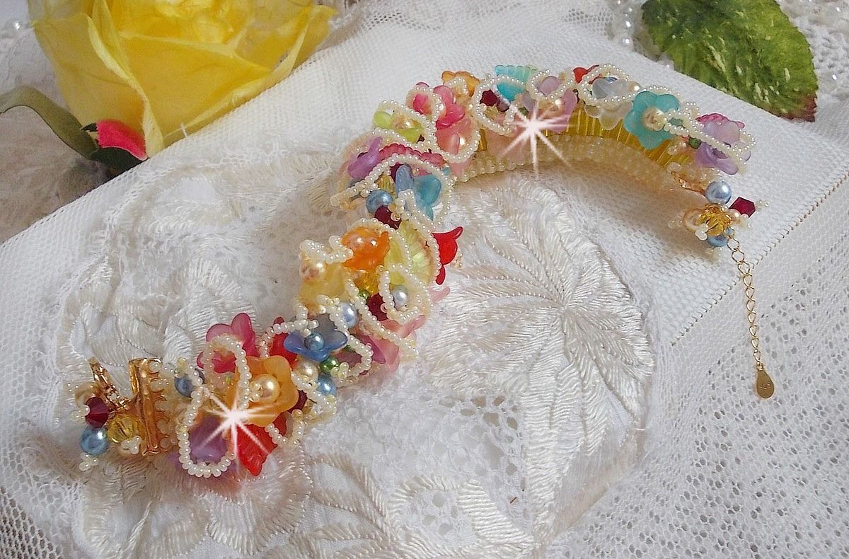 Bracelet Garden Flowers perl&eacute; avec des rocailles Jaunes et Ivoires &agrave; laquelle s'ajoute des fleurs et feuilles Lucites, cristaux, perles, tubes et fermoir en plaqu&eacute; Or, une belle Nature !