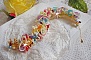 Bracelet Garden Flowers perl&eacute; avec des rocailles Jaunes et Ivoires &agrave; laquelle s'ajoute des fleurs et feuilles Lucites, cristaux, perles, tubes et fermoir en plaqu&eacute; Or, une belle Nature !