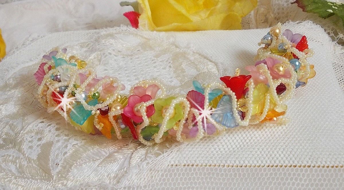 Bracelet Garden Flowers perl&eacute; avec des rocailles Jaunes et Ivoires &agrave; laquelle s'ajoute des fleurs et feuilles Lucites, cristaux, perles, tubes et fermoir en plaqu&eacute; Or, une belle Nature !