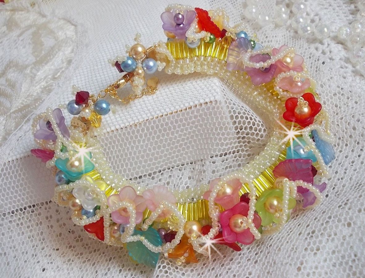 Bracelet Garden Flowers perl&eacute; avec des rocailles Jaunes et Ivoires &agrave; laquelle s'ajoute des fleurs et feuilles Lucites, cristaux, perles, tubes et fermoir en plaqu&eacute; Or, une belle Nature !