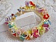 Bracelet Garden Flowers perl&eacute; avec des rocailles Jaunes et Ivoires &agrave; laquelle s'ajoute des fleurs et feuilles Lucites, cristaux, perles, tubes et fermoir en plaqu&eacute; Or, une belle Nature !