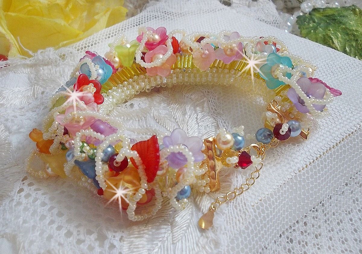 Bracelet Garden Flowers perl&eacute; avec des rocailles Jaunes et Ivoires &agrave; laquelle s'ajoute des fleurs et feuilles Lucites, cristaux, perles, tubes et fermoir en plaqu&eacute; Or, une belle Nature !
