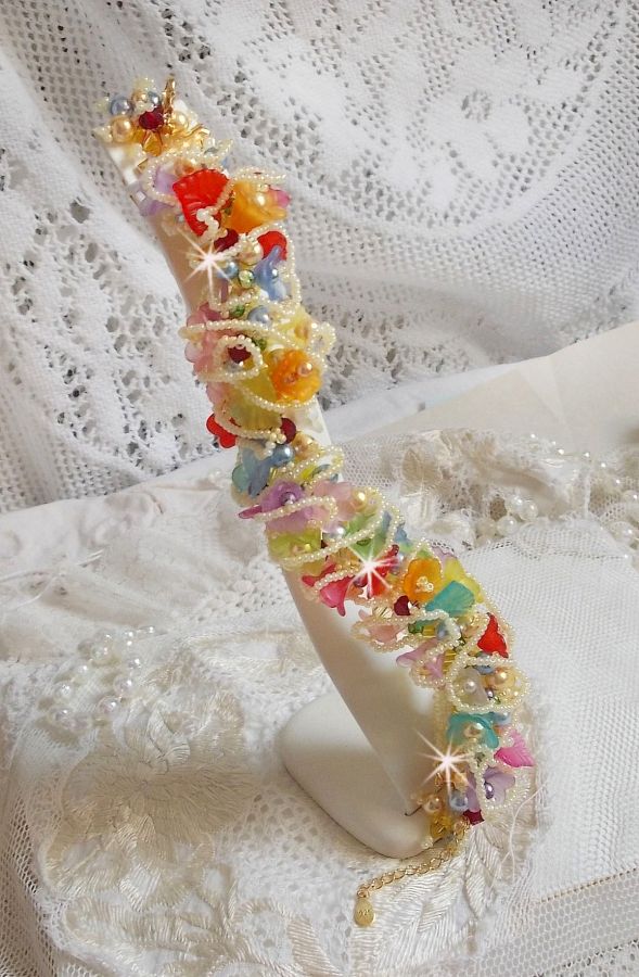 Bracelet Garden Flowers perl&eacute; avec des rocailles Jaunes et Ivoires &agrave; laquelle s'ajoute des fleurs et feuilles Lucites, cristaux, perles, tubes et fermoir en plaqu&eacute; Or, une belle Nature !