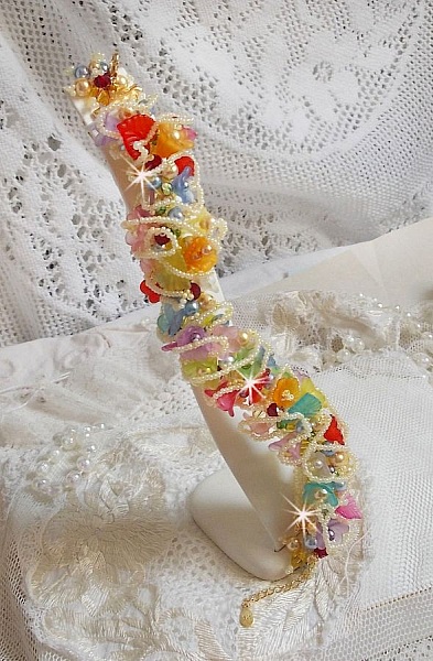 Bracelet Garden Flowers perl&eacute; avec des rocailles Jaunes et Ivoires &agrave; laquelle s'ajoute des fleurs et feuilles Lucites, cristaux, perles, tubes et fermoir en plaqu&eacute; Or, une belle Nature !