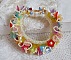 Bracelet Garden Flowers perl&eacute; avec des rocailles Jaunes et Ivoires &agrave; laquelle s'ajoute des fleurs et feuilles Lucites, cristaux, perles, tubes et fermoir en plaqu&eacute; Or, une belle Nature !