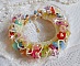 Bracelet Garden Flowers perl&eacute; avec des rocailles Jaunes et Ivoires &agrave; laquelle s'ajoute des fleurs et feuilles Lucites, cristaux, perles, tubes et fermoir en plaqu&eacute; Or, une belle Nature !