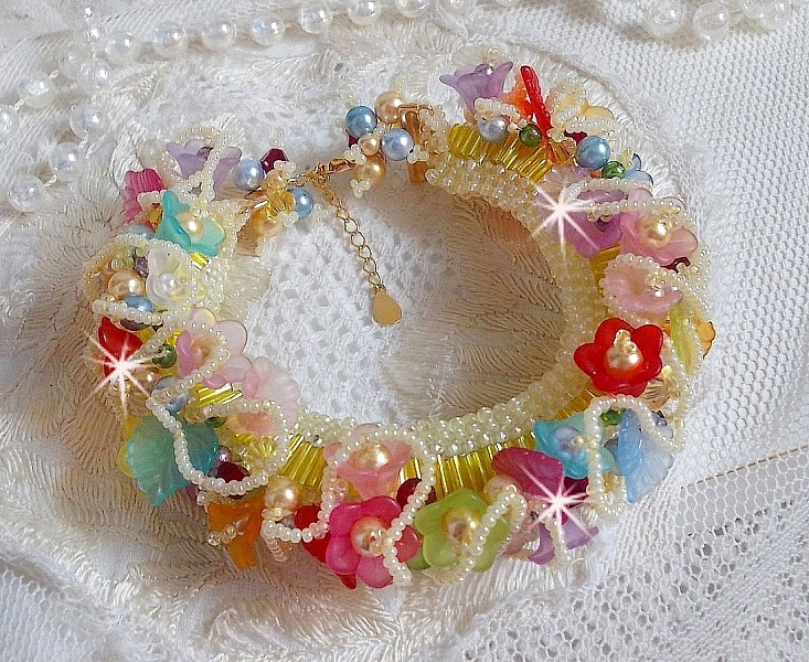 Bracelet Garden Flowers perl&eacute; avec des rocailles Jaunes et Ivoires &agrave; laquelle s'ajoute des fleurs et feuilles Lucites, cristaux, perles, tubes et fermoir en plaqu&eacute; Or, une belle Nature !