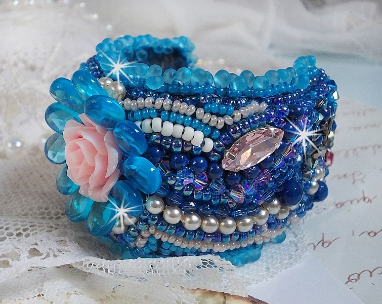 Bracelet Belle Epoque Haute Couture brod&eacute; avec des navettes en Cristal de Swarovski &agrave; laquelle s'ajoute des chatons, toupies, rose en r&eacute;sine, perles rondes nacr&eacute;es, briolettes et rocailles