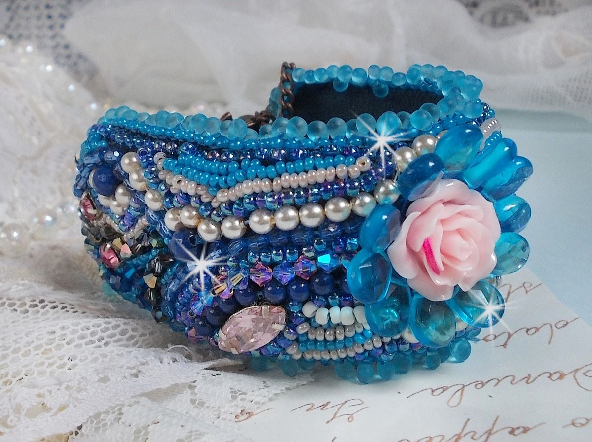 Bracelet Belle Epoque Haute Couture brod&eacute; avec des navettes en Cristal de Swarovski &agrave; laquelle s'ajoute des chatons, toupies, rose en r&eacute;sine, perles rondes nacr&eacute;es, briolettes et rocailles