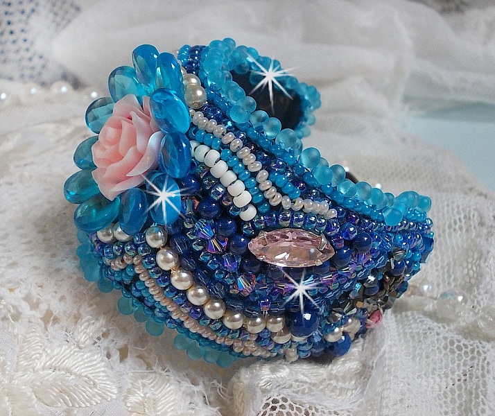 Bracelet Belle Epoque Haute Couture brod&eacute; avec des navettes en Cristal de Swarovski &agrave; laquelle s'ajoute des chatons, toupies, rose en r&eacute;sine, perles rondes nacr&eacute;es, briolettes et rocailles