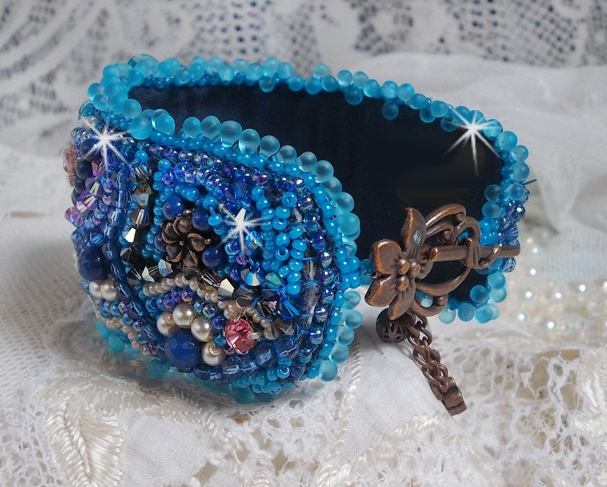 Bracelet Belle Epoque Haute Couture brod&eacute; avec des navettes en Cristal de Swarovski &agrave; laquelle s'ajoute des chatons, toupies, rose en r&eacute;sine, perles rondes nacr&eacute;es, briolettes et rocailles