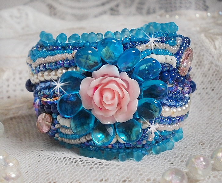 Bracelet Belle Epoque Haute Couture brod&eacute; avec des navettes en Cristal de Swarovski &agrave; laquelle s'ajoute des chatons, toupies, rose en r&eacute;sine, perles rondes nacr&eacute;es, briolettes et rocailles