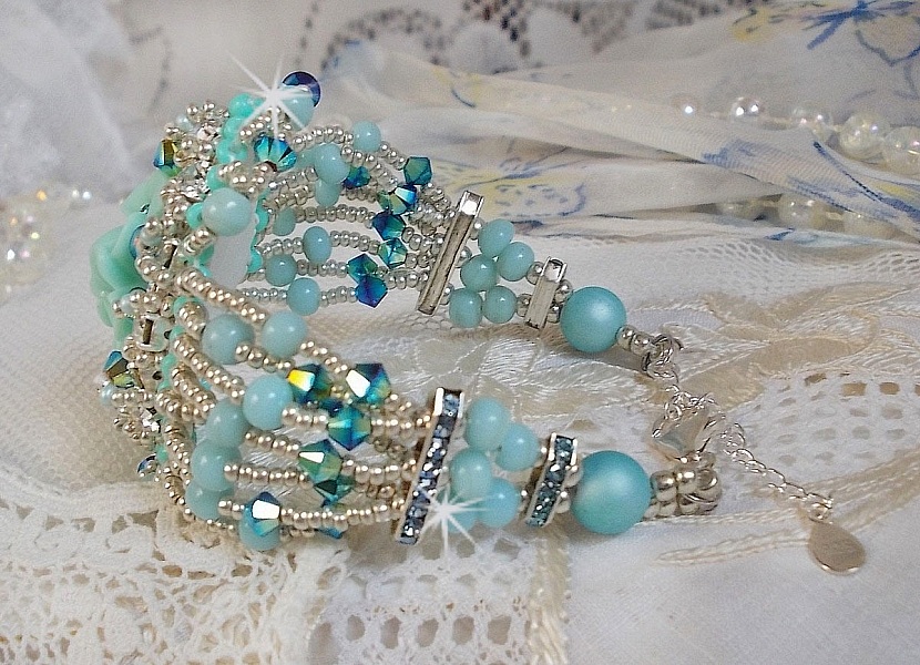 Bracelet Blue Flowers Haute-Couture brod&eacute; avec des Cristaux de Swarovski, un cabochon en r&eacute;sine, des perles rondes en satin, des rocailles avec une cha&icirc;nette et un fermoir en Argent 925/1000