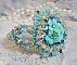 Bracelet Blue Flowers Haute-Couture brod&eacute; avec des Cristaux de Swarovski, un cabochon en r&eacute;sine, des perles rondes en satin, des rocailles avec une cha&icirc;nette et un fermoir en Argent 925/1000