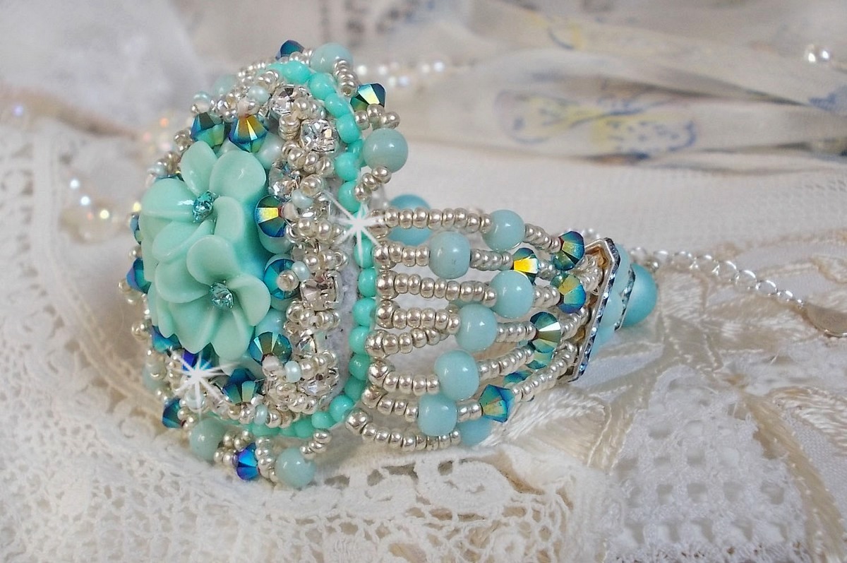 Bracelet Blue Flowers Haute-Couture brod&eacute; avec des Cristaux de Swarovski, un cabochon en r&eacute;sine, des perles rondes en satin, des rocailles avec une cha&icirc;nette et un fermoir en Argent 925/1000