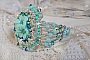 Bracelet Blue Flowers Haute-Couture brod&eacute; avec des Cristaux de Swarovski, un cabochon en r&eacute;sine, des perles rondes en satin, des rocailles avec une cha&icirc;nette et un fermoir en Argent 925/1000